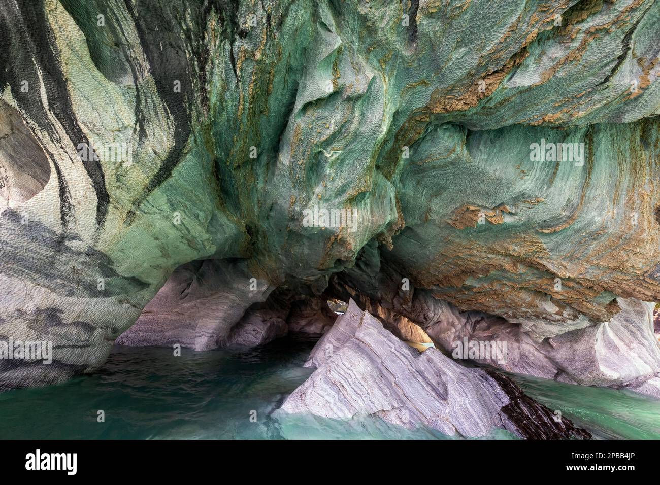 Luce turchese riflessa sul marmo eroso, grotte di marmo, Lago Generale Carrera, Patagonia Foto Stock