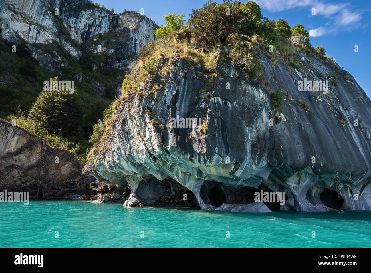 Grotta di marmo con scogliere di marmo sullo sfondo, Lago Generale Carrera, Patagonia Foto Stock