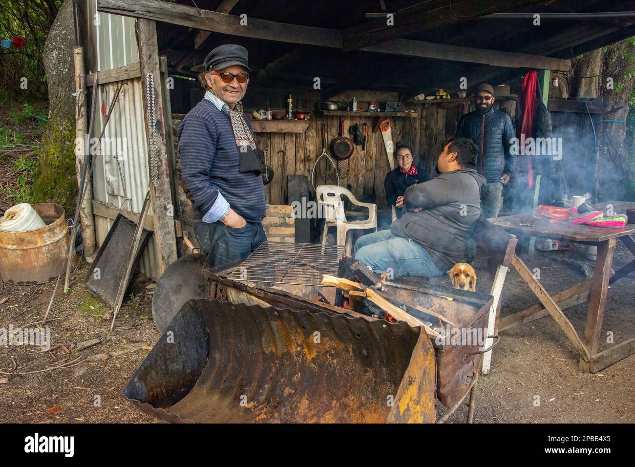 Preparazione del parrilla per la preparazione di asado, Grotte di marmo, Lago Generale Carrera, Patagonia Foto Stock