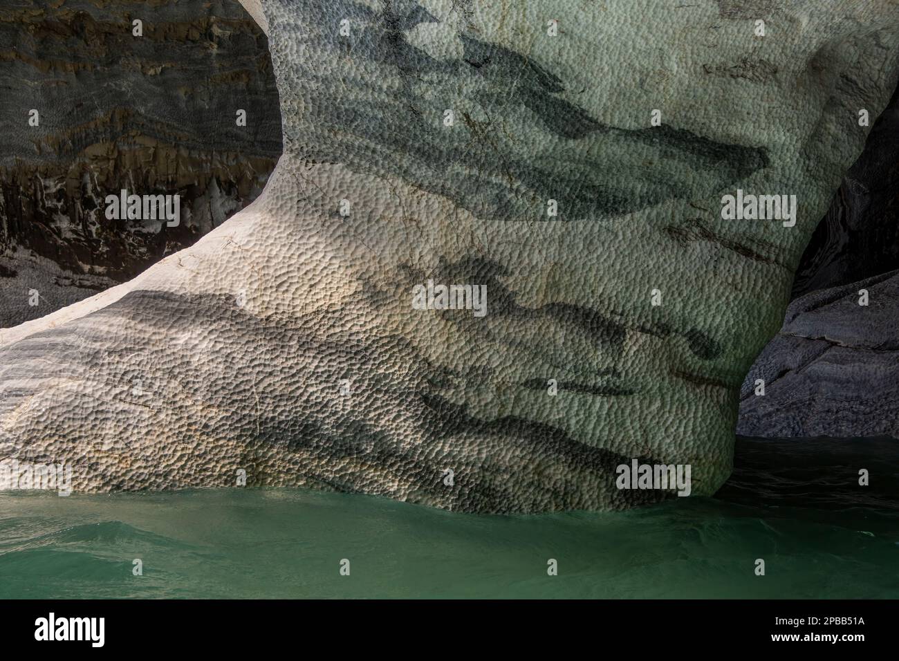 Illusione ottica erosiva, pock marks vs dossi, Marble Cave, Lago General Carrera, Patagonia Foto Stock