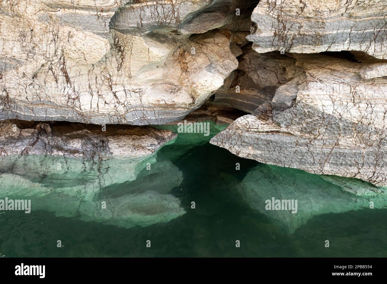 Formazioni marmoree erose, sopra e sotto l'acqua, Grotte di marmo, Lago Generale Carrera, Paagonia Foto Stock