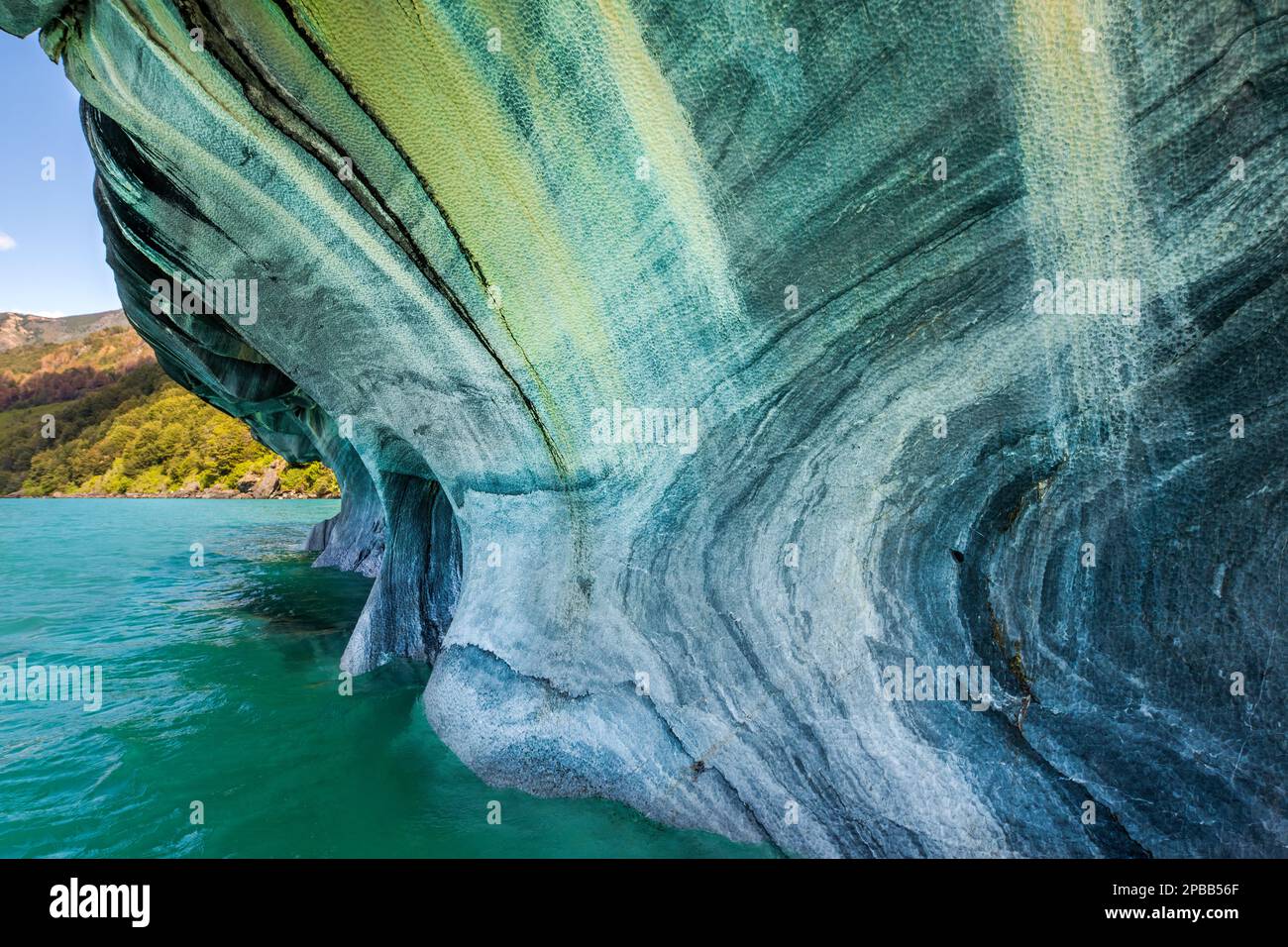 Rupe di marmo eroso alle Grotte di marmo, Lago Generale Carrera, Patagonia Foto Stock