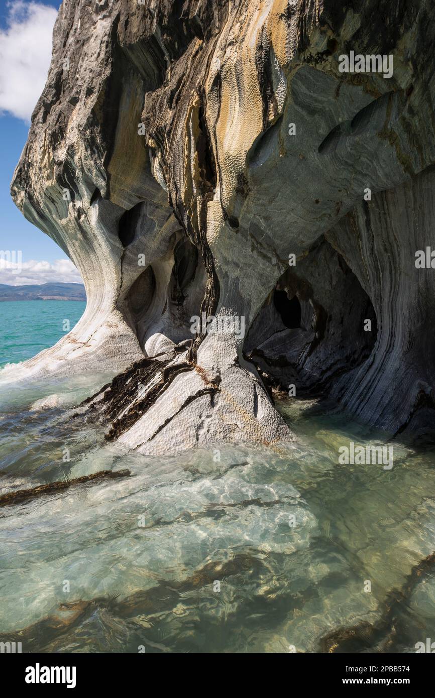 Grotta di marmo vista verticale con formazioni rocciose e sottomarine, Lago General Carrera, Patagonia Foto Stock
