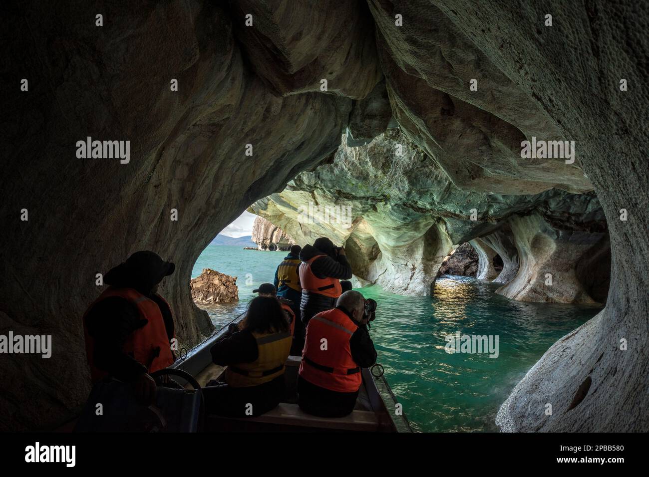 Fotografare all'interno della Grotta di marmo, Lago Generale Carrera, Patagonia Foto Stock
