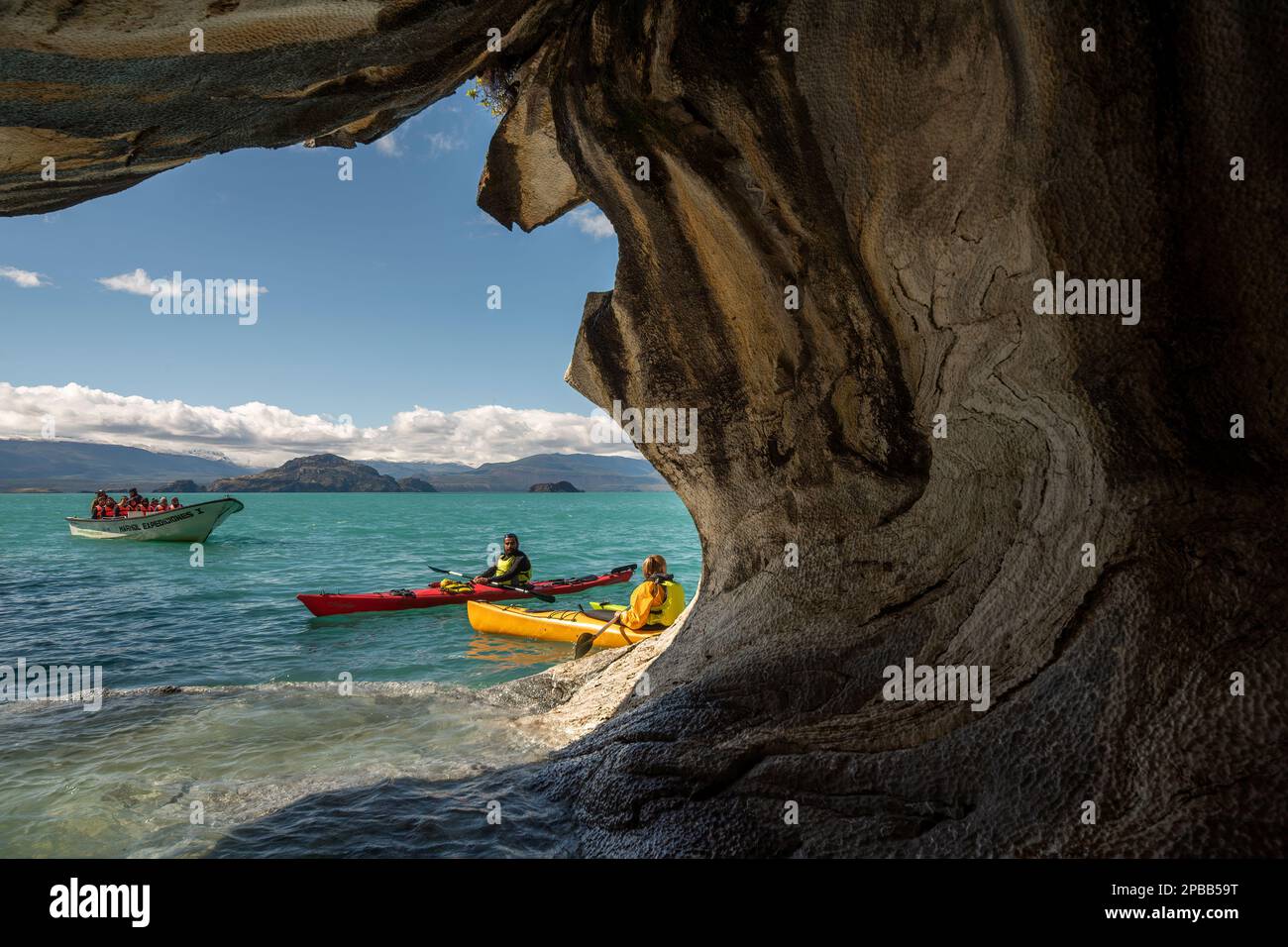 Guardando fuori dalla Grotta di marmo a kayakers e turisti, Lago Generale Carrera, Patagonia Foto Stock