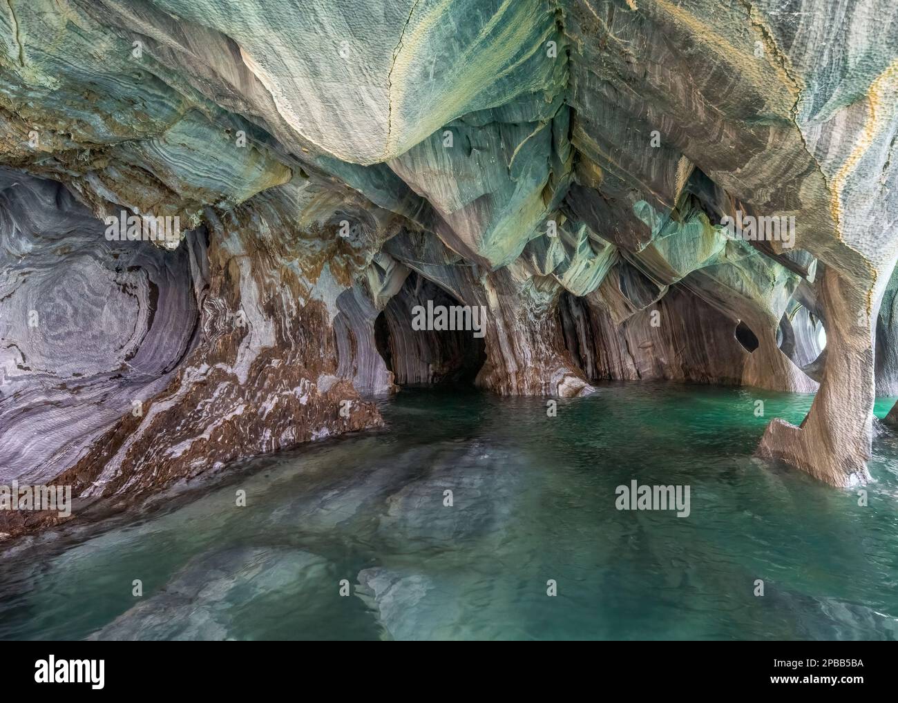 Ingresso attraverso le colonne di roccia erosa alla Grotta di marmo, Lago Generale Carrera, Patagonia Foto Stock
