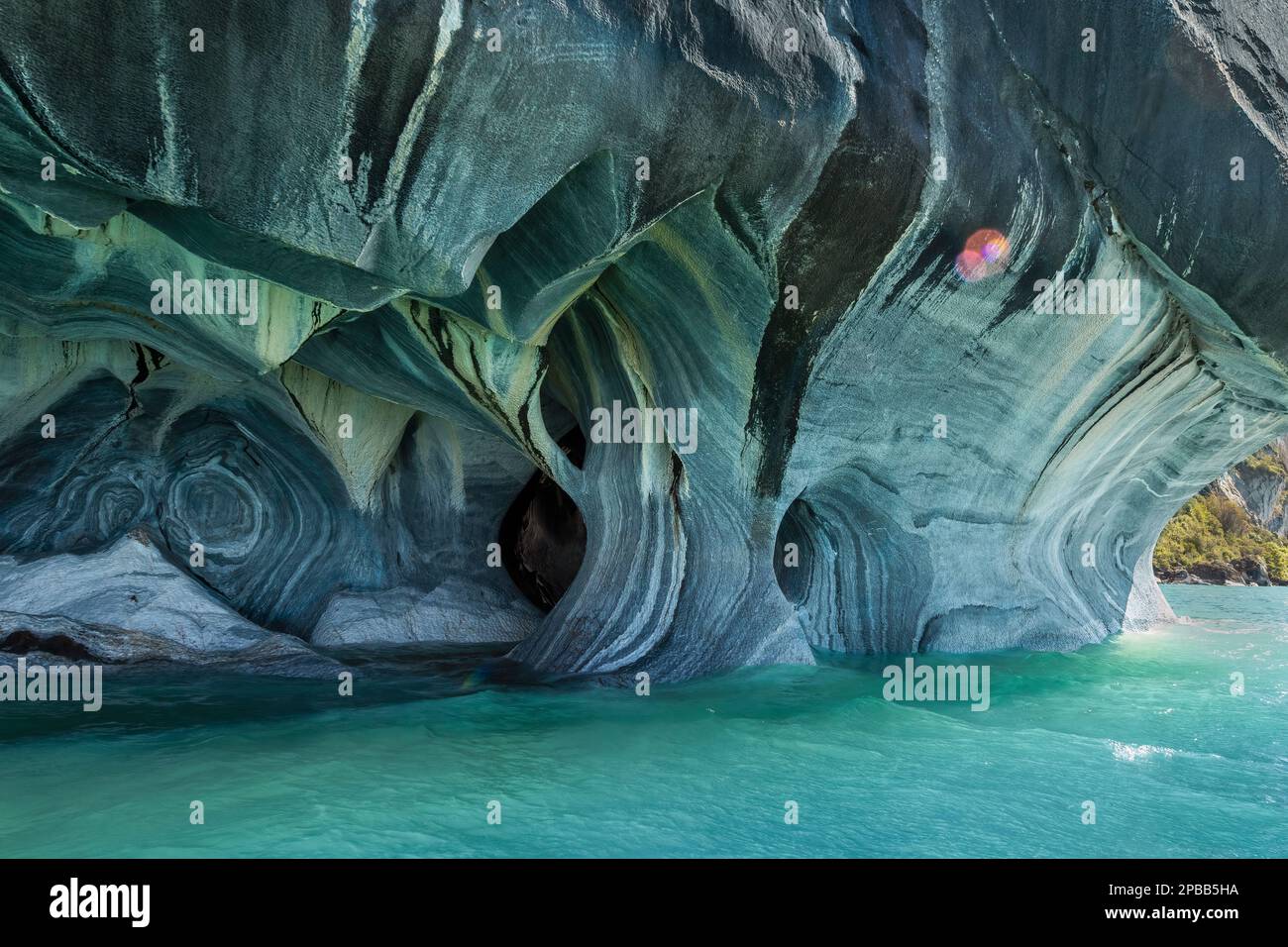 Grotta di marmo con formazioni rocciose erose, Puerto Rio Tranquilo, Lago General Carrrera, Patagonia Foto Stock