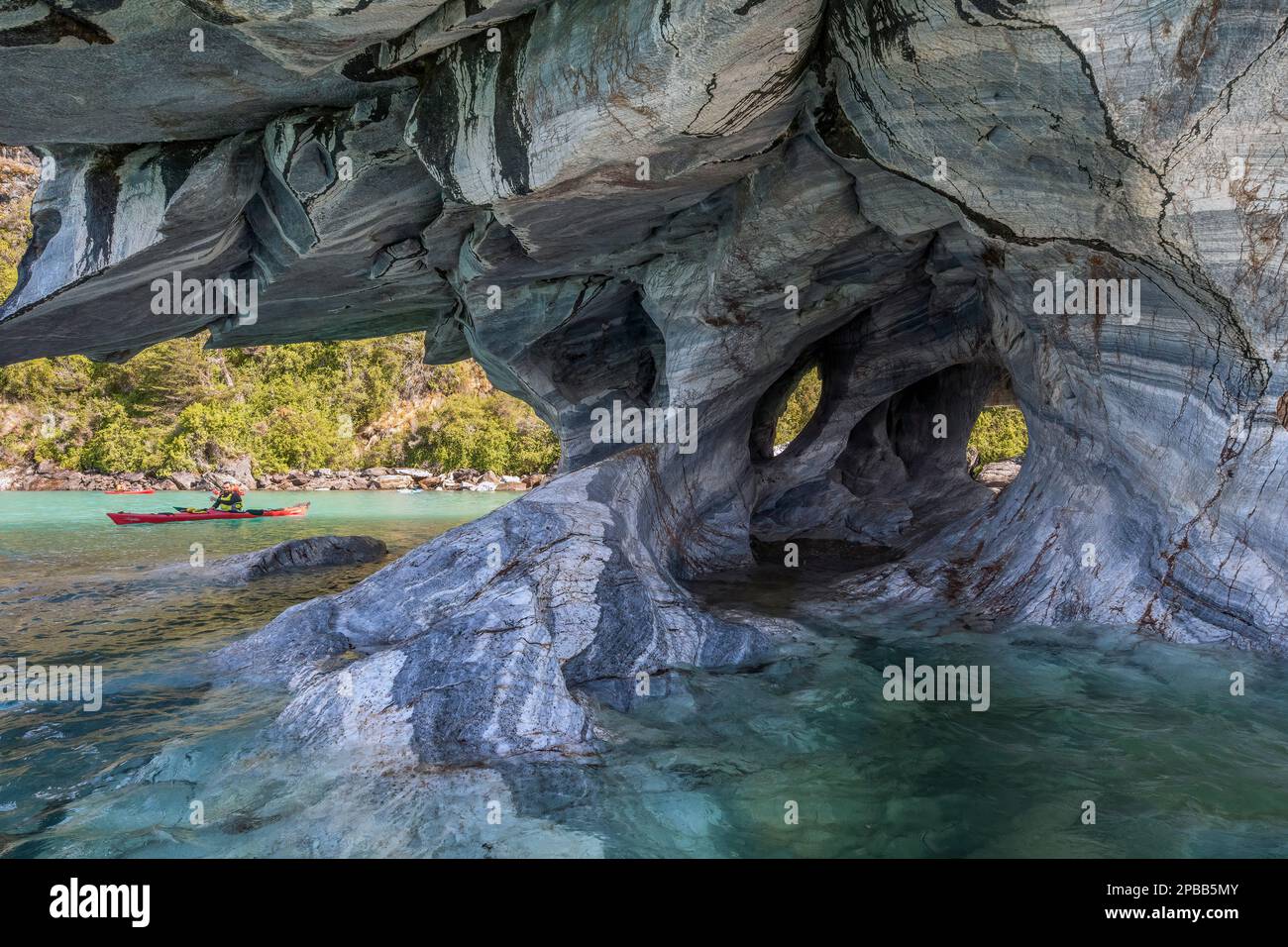 Formazione di rocce di marmo (Grotte di marmo, Capillas de Marmol) al Lago General Carrera, Puerto Rio Tranquilo, Patagonia Foto Stock