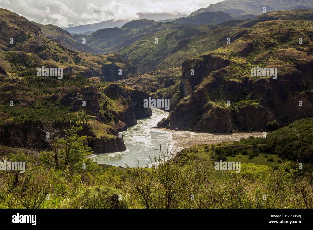 Confluenza di Rio Baker (a sinistra) e Rio Chacabuco, a nord di Cochrane, Patagonia Foto Stock
