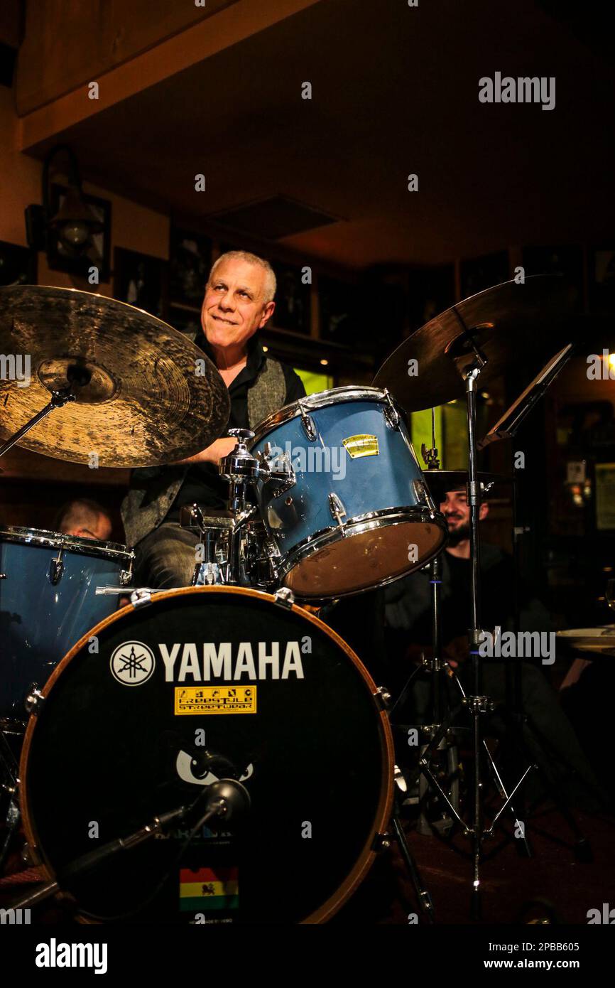 Roma, Italia. 11th Mar, 2023. Combo Blamires & Killer al Boogie Club Jazz Live. L'artista solista di Pat Metheny, David Blamires, voce e chitarra, ha suonato in jam session con Luigi Masciari, chitarra, Giampiero Locatelli, piano, Francesco Poeti, Bass, Pietro Iodice, batteria nel noto locale di musica dal vivo della capitale. Ha riproposto canzoni scritte e composte da lui e da altri suonate con Metheny in vari tour del mondo. (Foto di Daniela Franceschelli/Pacific Press/Sipa USA) Credit: Sipa USA/Alamy Live News Foto Stock