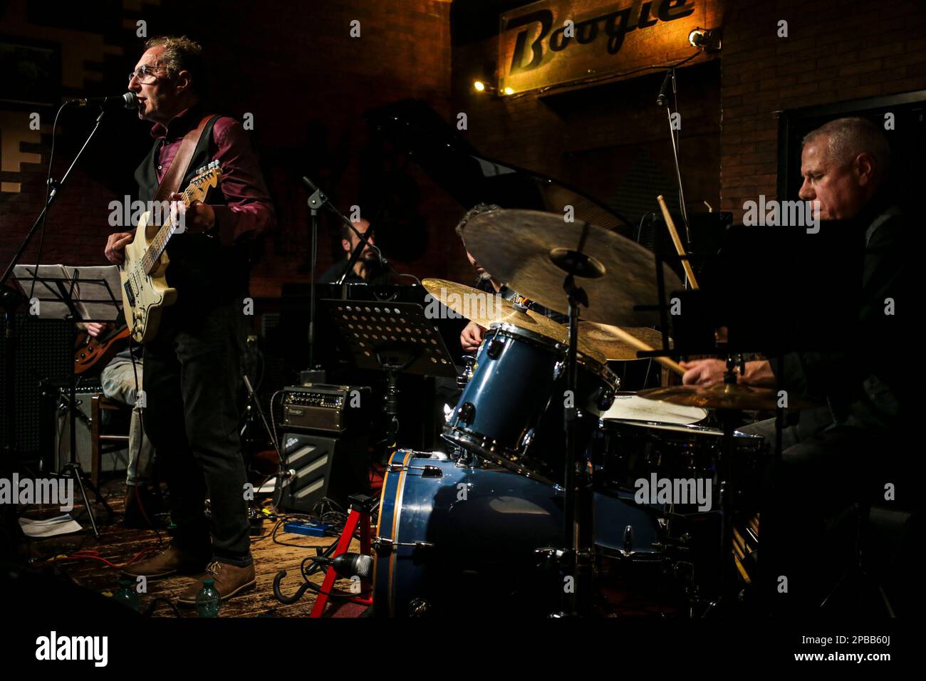 Roma, Italia. 11th Mar, 2023. Combo Blamires & Killer al Boogie Club Jazz Live. L'artista solista di Pat Metheny, David Blamires, voce e chitarra, ha suonato in jam session con Luigi Masciari, chitarra, Giampiero Locatelli, piano, Francesco Poeti, Bass, Pietro Iodice, batteria nel noto locale di musica dal vivo della capitale. Ha riproposto canzoni scritte e composte da lui e da altri suonate con Metheny in vari tour del mondo. (Foto di Daniela Franceschelli/Pacific Press/Sipa USA) Credit: Sipa USA/Alamy Live News Foto Stock
