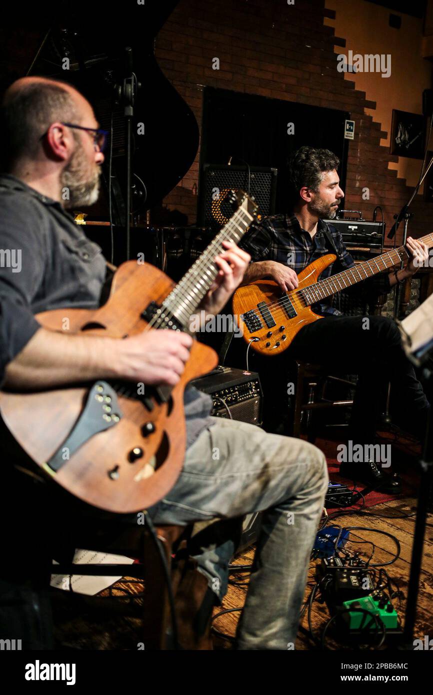 Roma, Italia. 11th Mar, 2023. Combo Blamires & Killer al Boogie Club Jazz Live. L'artista solista di Pat Metheny, David Blamires, voce e chitarra, ha suonato in jam session con Luigi Masciari, chitarra, Giampiero Locatelli, piano, Francesco Poeti, Bass, Pietro Iodice, batteria nel noto locale di musica dal vivo della capitale. Ha riproposto canzoni scritte e composte da lui e da altri suonate con Metheny in vari tour del mondo. (Foto di Daniela Franceschelli/Pacific Press/Sipa USA) Credit: Sipa USA/Alamy Live News Foto Stock