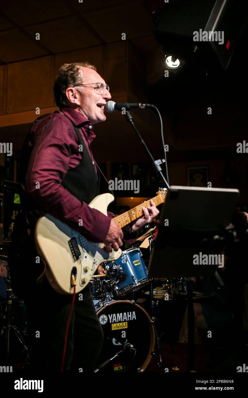 Roma, Italia. 11th Mar, 2023. Combo Blamires & Killer al Boogie Club Jazz Live. L'artista solista di Pat Metheny, David Blamires, voce e chitarra, ha suonato in jam session con Luigi Masciari, chitarra, Giampiero Locatelli, piano, Francesco Poeti, Bass, Pietro Iodice, batteria nel noto locale di musica dal vivo della capitale. Ha riproposto canzoni scritte e composte da lui e da altri suonate con Metheny in vari tour del mondo. (Foto di Daniela Franceschelli/Pacific Press/Sipa USA) Credit: Sipa USA/Alamy Live News Foto Stock