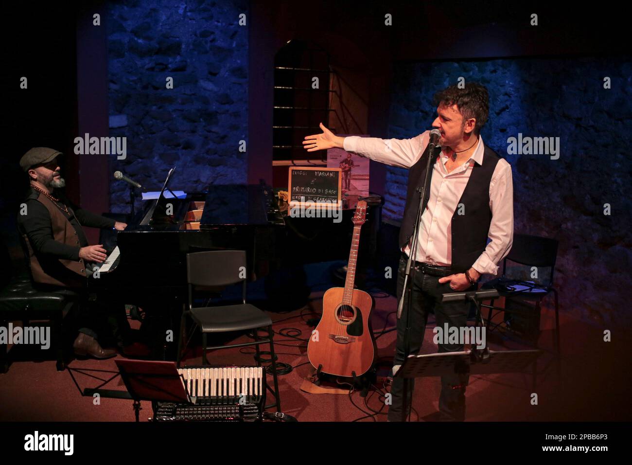 Roma, Italia. 11th Mar, 2023. Combo Blamires & Killer al Boogie Club Jazz Live. L'artista solista di Pat Metheny, David Blamires, voce e chitarra, ha suonato in jam session con Luigi Masciari, chitarra, Giampiero Locatelli, piano, Francesco Poeti, Bass, Pietro Iodice, batteria nel noto locale di musica dal vivo della capitale. Ha riproposto canzoni scritte e composte da lui e da altri suonate con Metheny in vari tour del mondo. (Foto di Daniela Franceschelli/Pacific Press/Sipa USA) Credit: Sipa USA/Alamy Live News Foto Stock