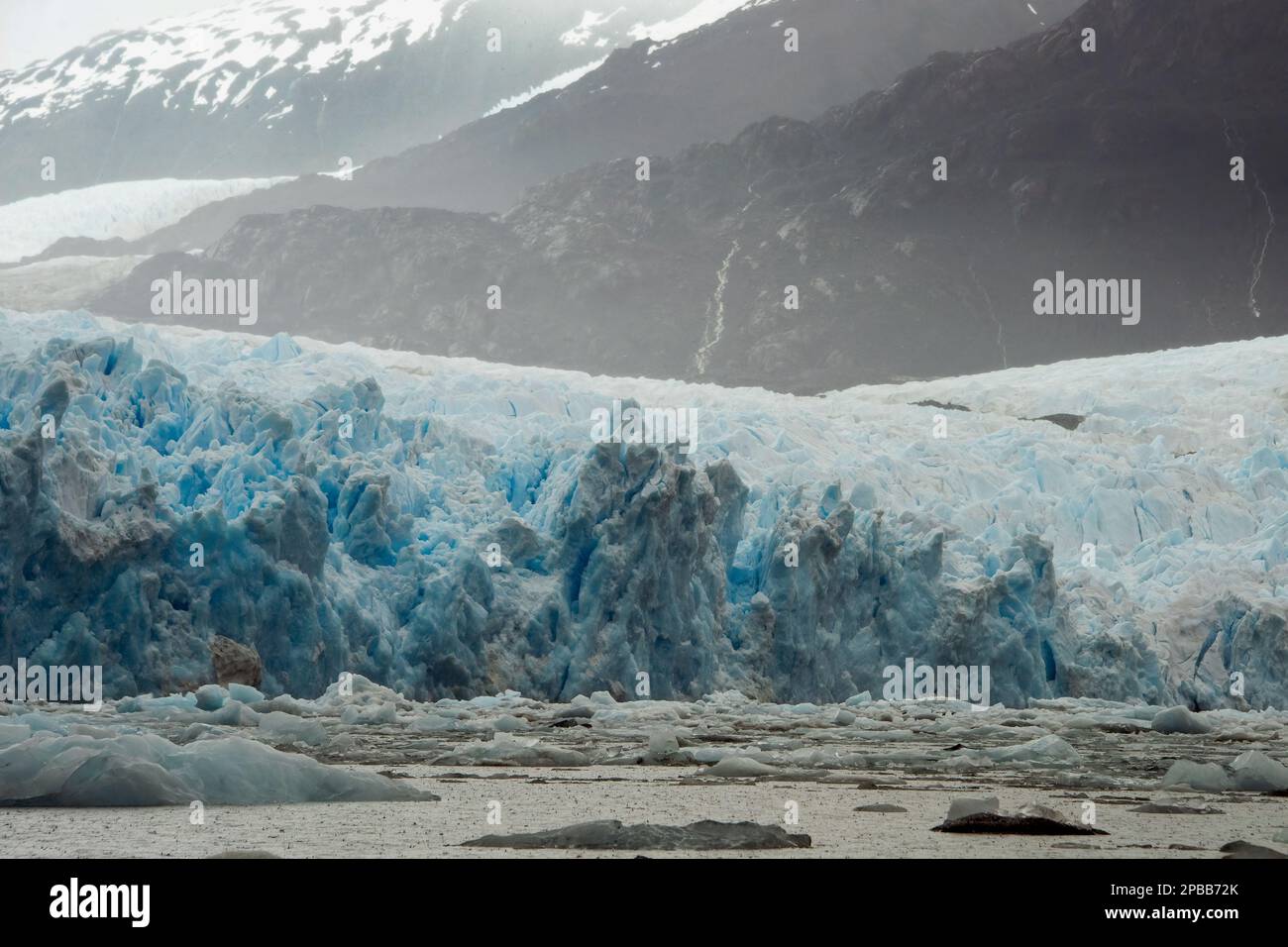 Ghiacciaio disintigraente con gocce di pioggia, ghiacciaio Jorge Montt, Patagonia Foto Stock