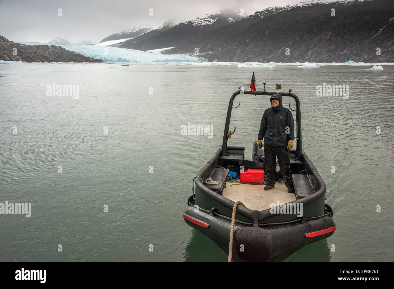 Zodiac in una giornata piovosa vicino al capolinea del ghiacciaio delle acque piovose di Jorge Montt, Tortel, Patagonia, Cile Foto Stock