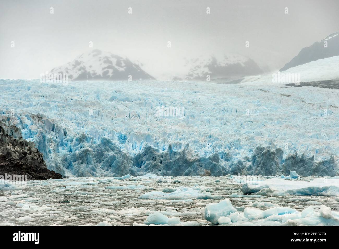 Ghiacciaio di Jorge Montt in una giornata piovosa, campo di ghiaccio della Patagonia meridionale (campo de Hielo sur) in una giornata piovosa, Cile Foto Stock