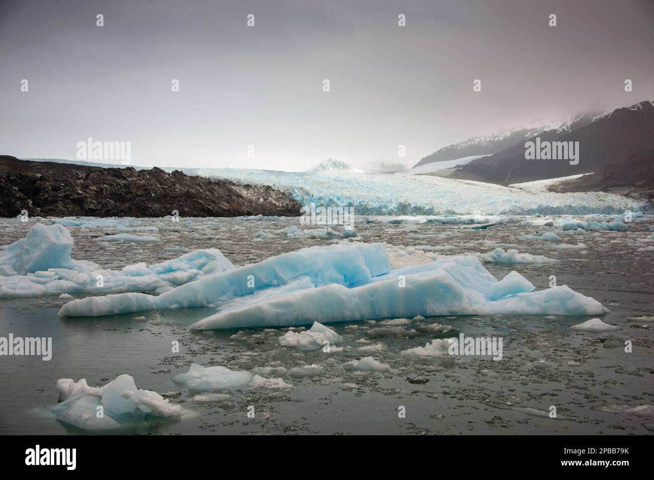 La faccia rapidamente ritirante del ghiacciaio di Jorge Montt sotto la pioggia, Patagonia, Cile Foto Stock