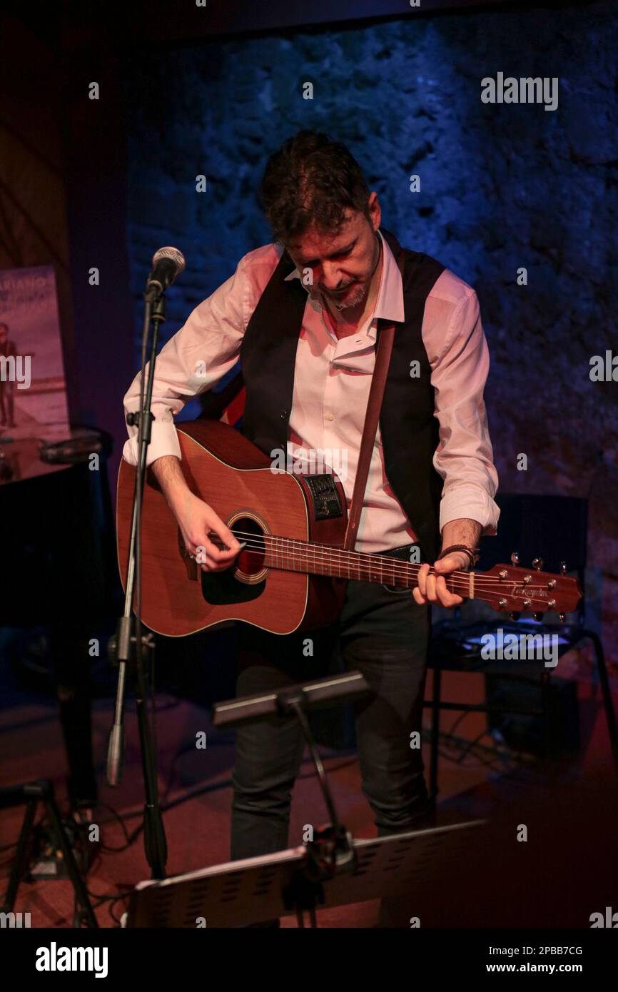 Roma, Italia. 11th Mar, 2023. Combo Blamires & Killer al Boogie Club Jazz Live. L'artista solista di Pat Metheny, David Blamires, voce e chitarra, ha suonato in jam session con Luigi Masciari, chitarra, Giampiero Locatelli, piano, Francesco Poeti, Bass, Pietro Iodice, batteria nel noto locale di musica dal vivo della capitale. Ha riproposto canzoni scritte e composte da lui e da altri suonate con Metheny in vari tour del mondo. (Foto di Daniela Franceschelli/Pacific Press/Sipa USA) Credit: Sipa USA/Alamy Live News Foto Stock