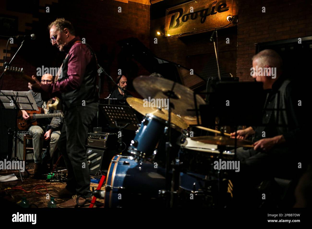 Roma, Italia. 11th Mar, 2023. Combo Blamires & Killer al Boogie Club Jazz Live. L'artista solista di Pat Metheny, David Blamires, voce e chitarra, ha suonato in jam session con Luigi Masciari, chitarra, Giampiero Locatelli, piano, Francesco Poeti, Bass, Pietro Iodice, batteria nel noto locale di musica dal vivo della capitale. Ha riproposto canzoni scritte e composte da lui e da altri suonate con Metheny in vari tour del mondo. (Foto di Daniela Franceschelli/Pacific Press/Sipa USA) Credit: Sipa USA/Alamy Live News Foto Stock