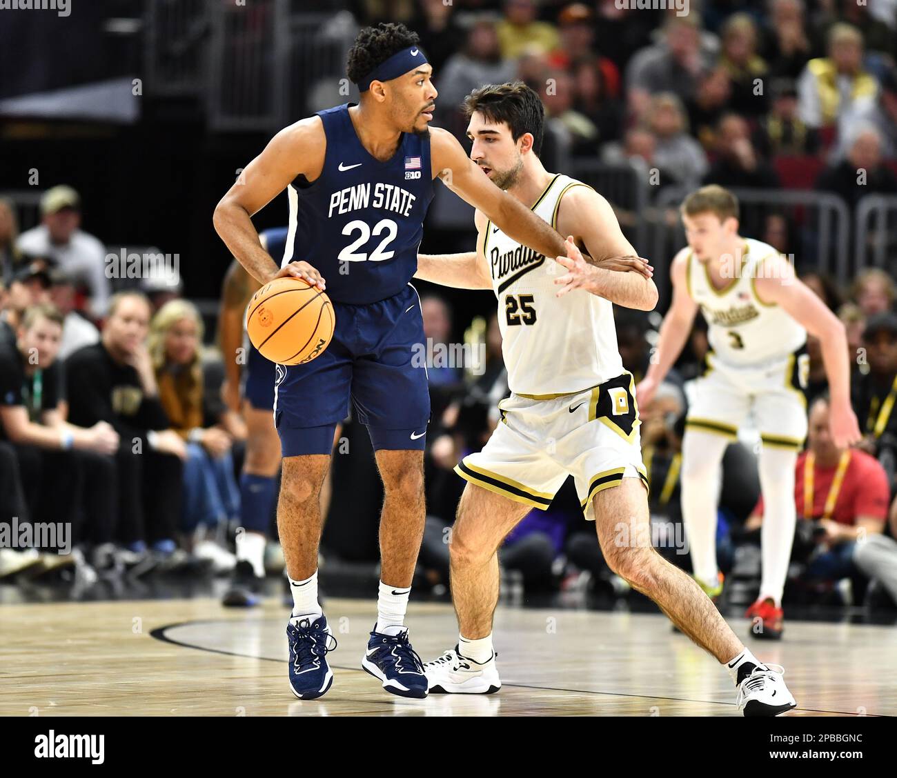 Chicago, Illinois, Stati Uniti. 12th Mar, 2023. La guardia Lions di Penn state Nittany Jalen Pickett (22) cerca di superare la palla durante il campionato di pallacanestro maschile della NCAA Big Ten Conference allo United Center di Chicago, Illinois. Dean Reid/CSM/Alamy Live News Foto Stock