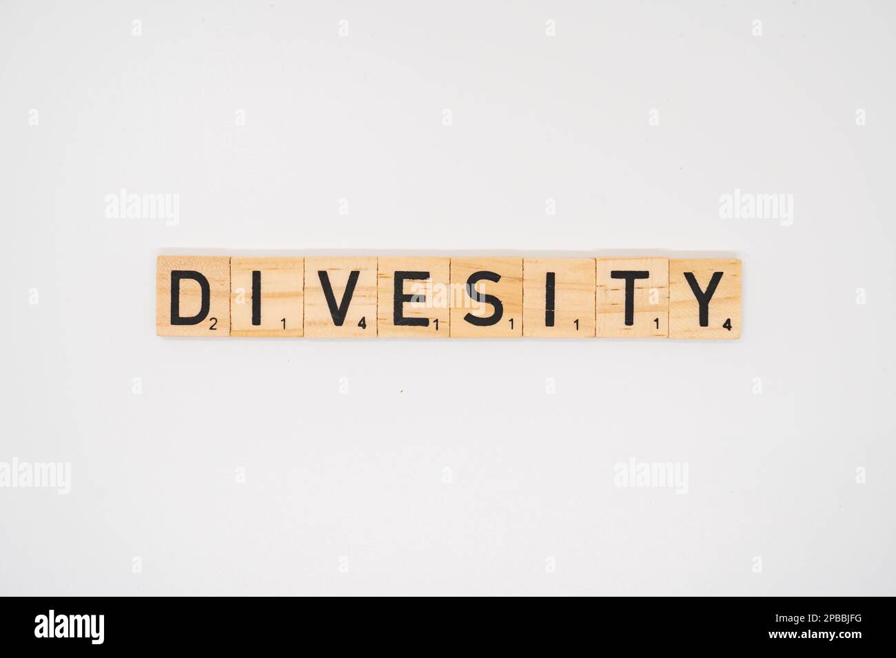 Il titolo di legno che ortografia la diversità di parola isolata su uno sfondo bianco Foto Stock