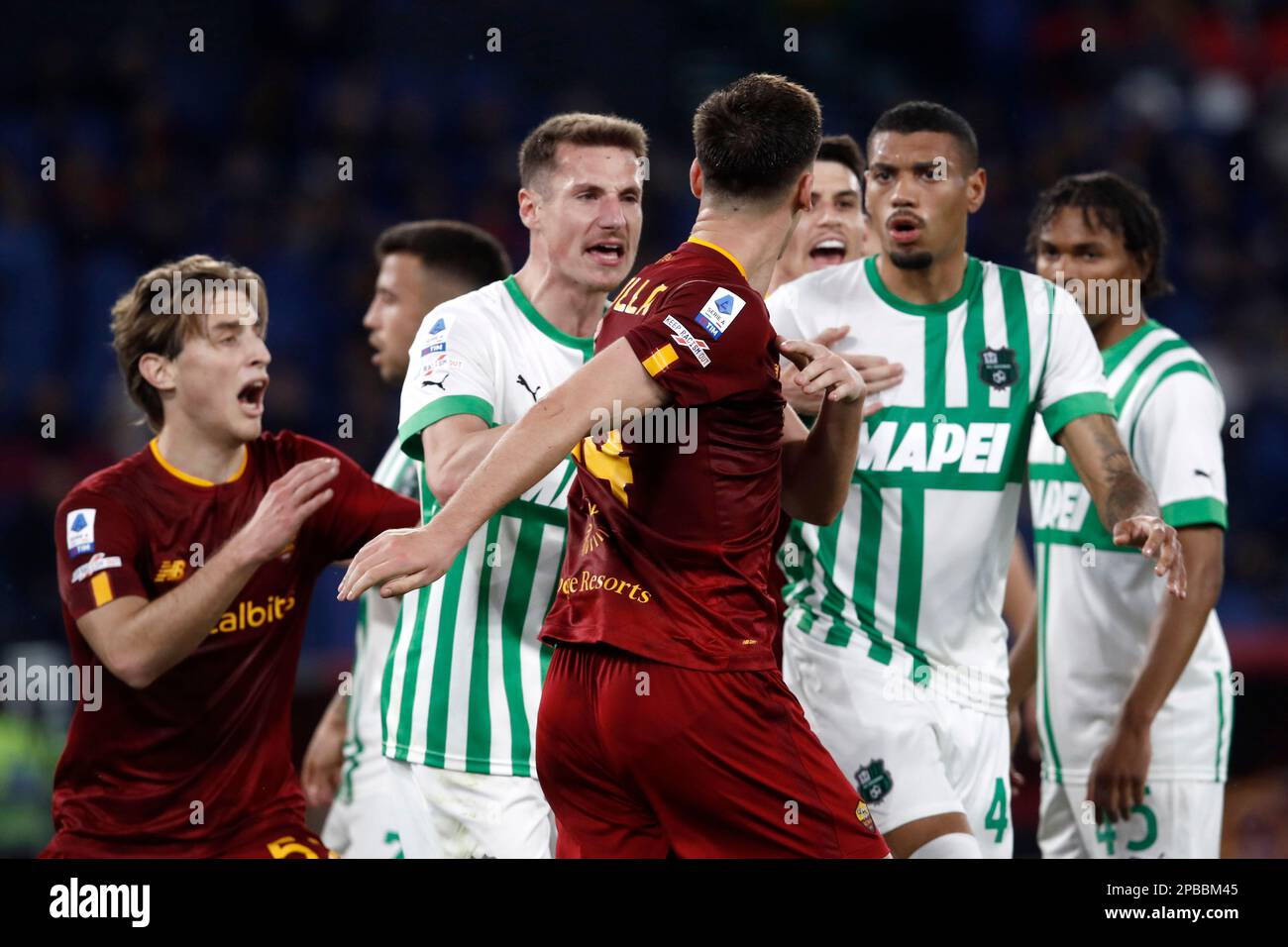 Roma, Italia. 12th Mar, 2023. Marash Kumbulla, di AS Roma, contende con Andrea Pinamonti, a sinistra, e Ruan Tressoldi, di Sassuolo, durante la Serie Una partita di calcio tra Roma e Sassuolo allo stadio Olimpico di Roma, Roma, 12 marzo 2023. Credit: Riccardo De Luca - Update Images/Alamy Live News Foto Stock