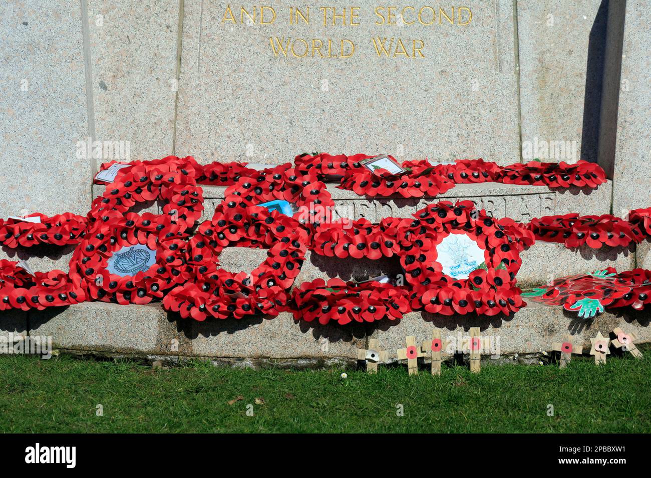 Corone di papavero su un memoriale di guerra per la prima guerra mondiale e la seconda guerra mondiale. Marzo 2023. cym Foto Stock