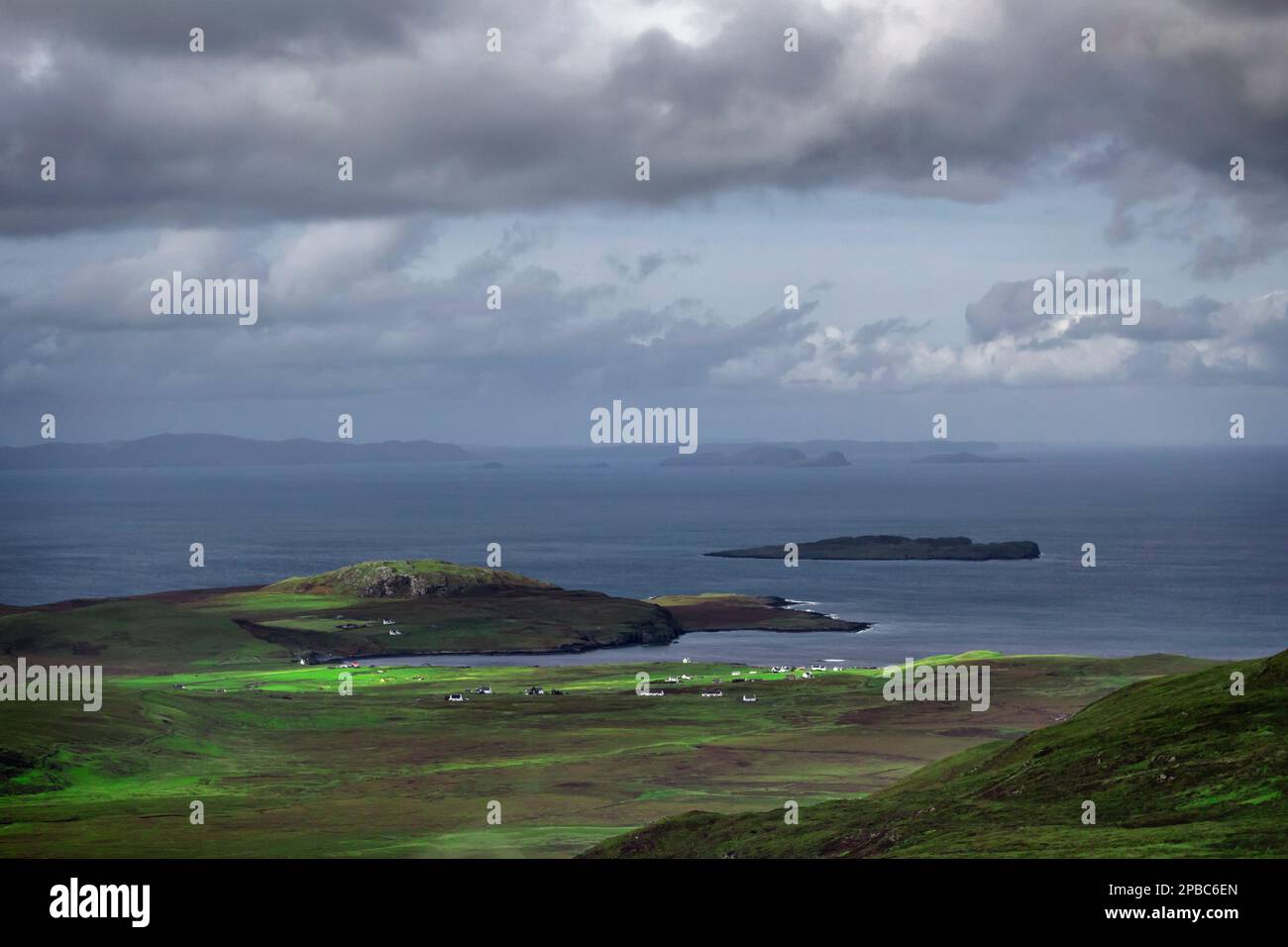 Bella campagna scozzese con la caratteristica costa e piccole isole Foto Stock
