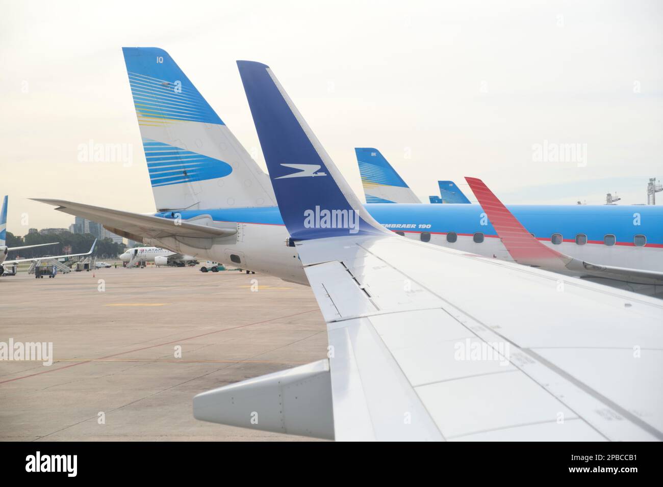 Buenos Aires, Argentina, 18 novembre 2022: Scena di aeroplani come visto da una finestra di un Boeing 737-700 jet di Aerolineas Argentinas a bordo sono Foto Stock
