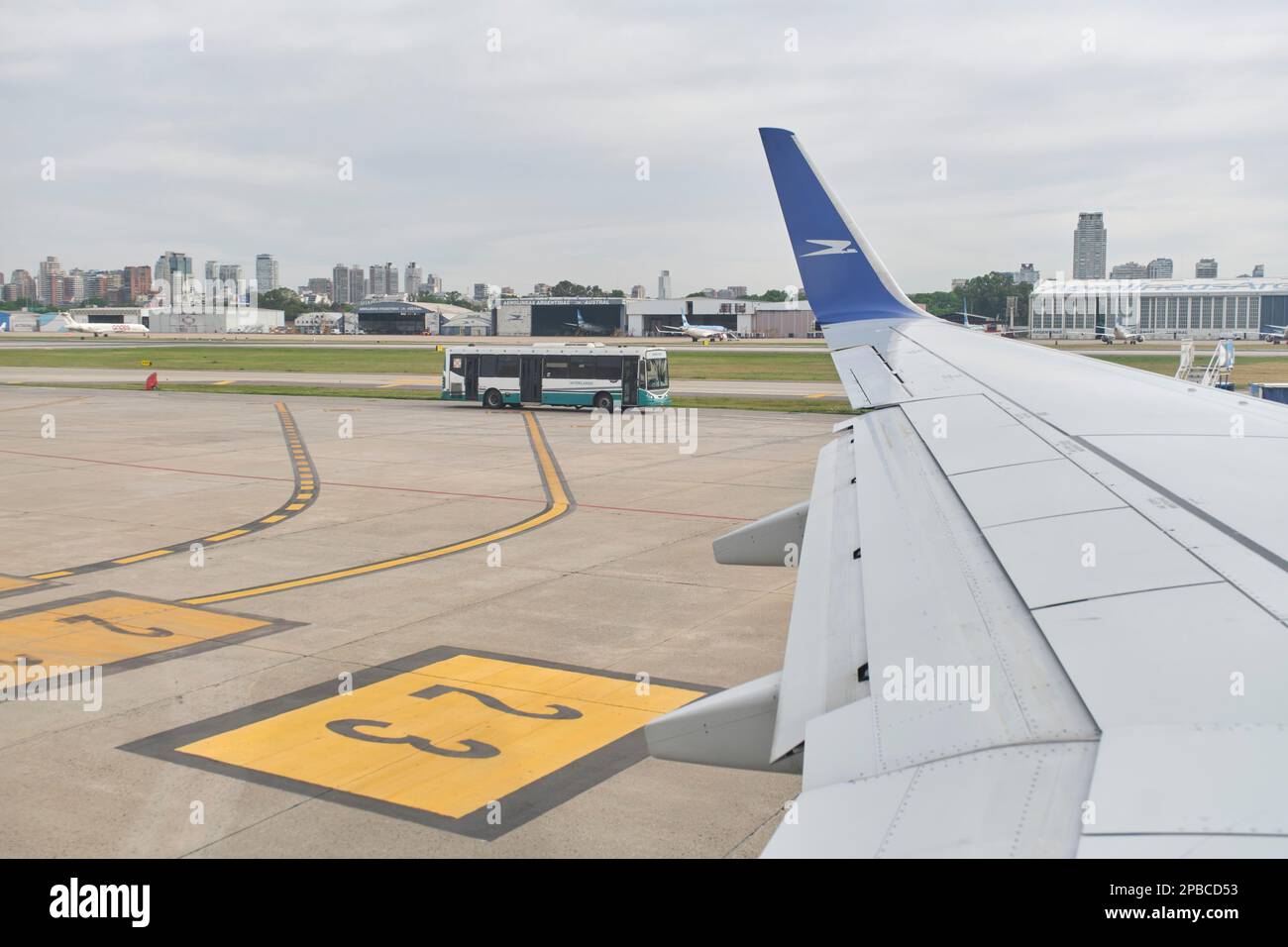 Buenos Aires, Argentina, 18 novembre 2022: Ala piana, vista dalla finestra di un Boeing 737-700 jet di Aerolineas Argentinas che si stabilirsi sulla pista befor Foto Stock