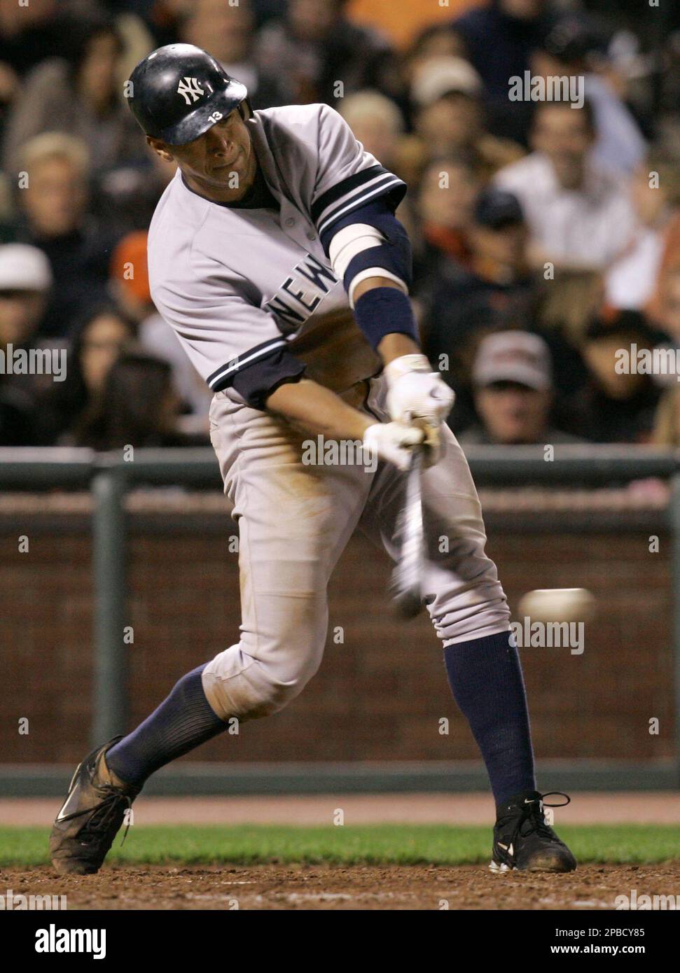New York Yankees' Alex Rodriguez singles against the San Francisco Giants in the seventh inning of a baseball game in San Francisco on Friday, June 22, 2007. (AP Photo/Jeff Chiu) Foto Stock
