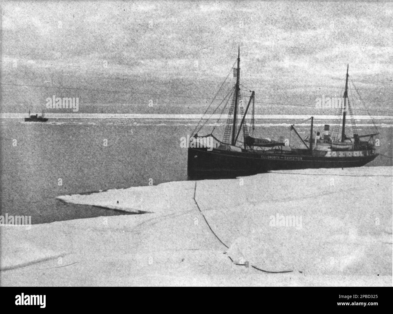 HMAS Wyatt Earp ormeggiato alla baia di Whales, un porto di ghiaccio naturale, o iceport, che si trova sul fronte del Ross Ice Shelf appena a nord di Roosevelt Island, Antartide. È il punto più meridionale dell'oceano aperto non solo del Mare di Ross, ma in tutto il mondo. Circa 1933. Foto Stock