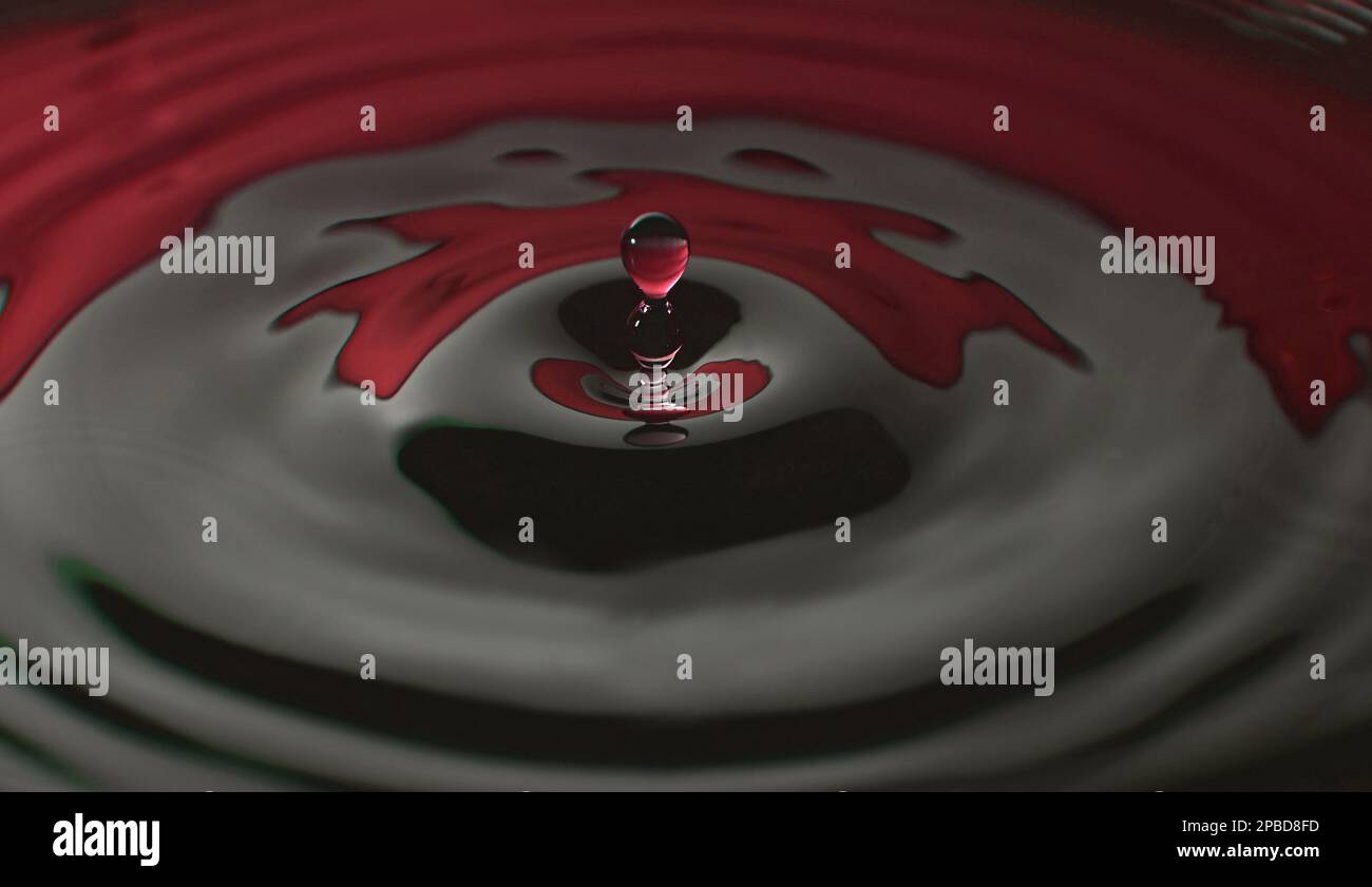 Fotografia di gocce d'acqua, Rosso Foto Stock