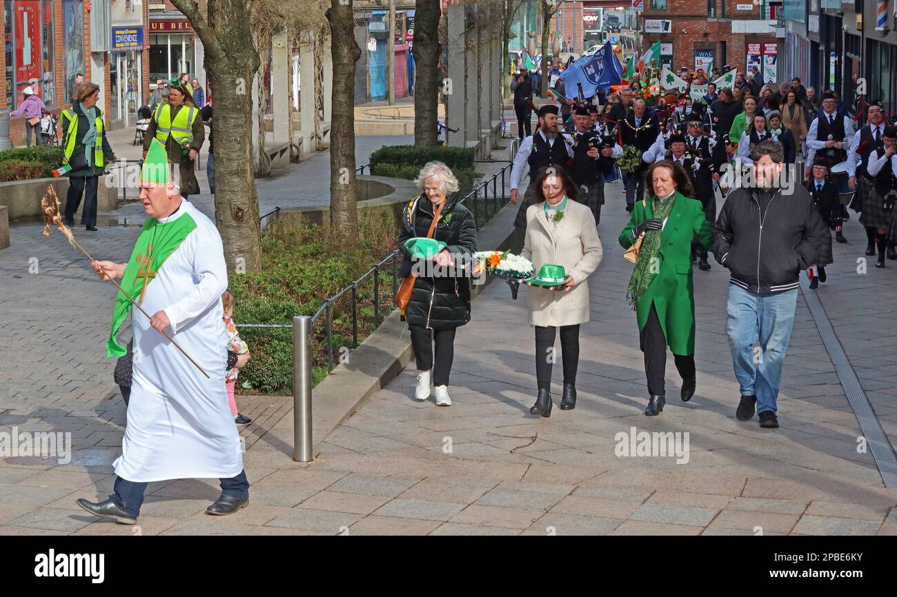 Parata del giorno dei St Patricks 2023 dalla Comunità irlandese locale, Bridge Street Warrington, Cheshire, Inghilterra, Regno Unito, WA1 al memoriale dei bombardamenti dell'IRA Foto Stock