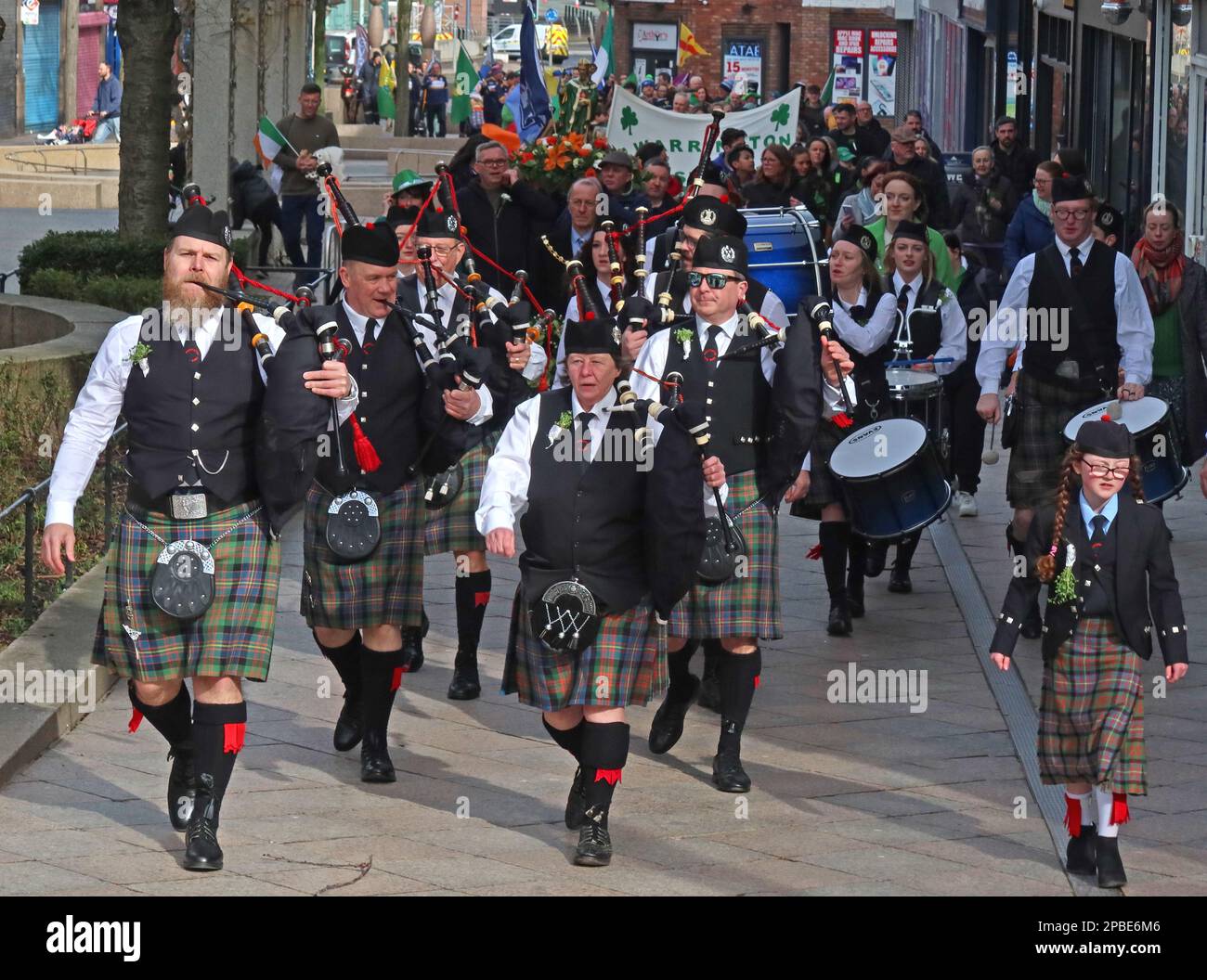 Parata del giorno dei St Patricks 2023 dalla Comunità irlandese locale, Bridge Street Warrington, Cheshire, Inghilterra, Regno Unito, WA1 al memoriale dei bombardamenti dell'IRA Foto Stock