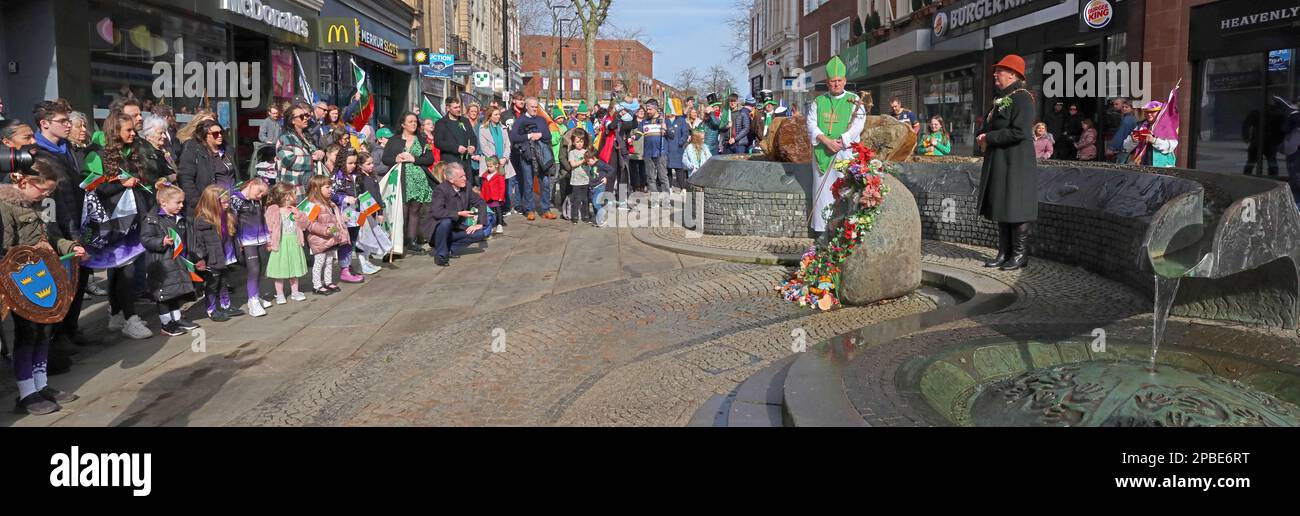 Parata del giorno dei St Patricks 2023 dalla Comunità irlandese locale, Bridge Street Warrington, Cheshire, Inghilterra, Regno Unito, WA1 al memoriale dei bombardamenti dell'IRA Foto Stock