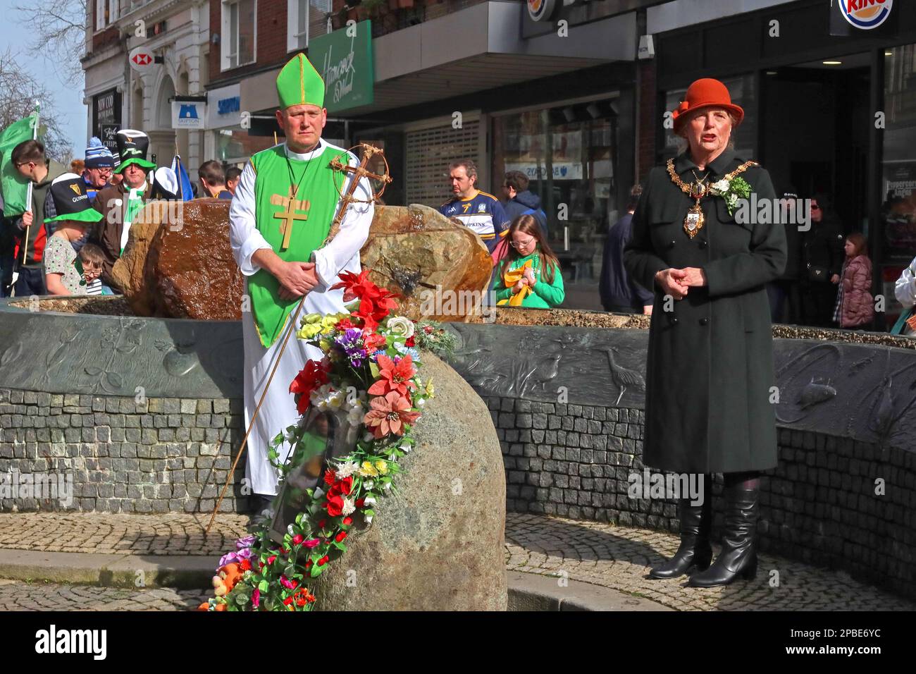 Parata del giorno dei St Patricks 2023 dalla Comunità irlandese locale, Bridge Street Warrington, Cheshire, Inghilterra, Regno Unito, WA1 al memoriale dei bombardamenti dell'IRA Foto Stock