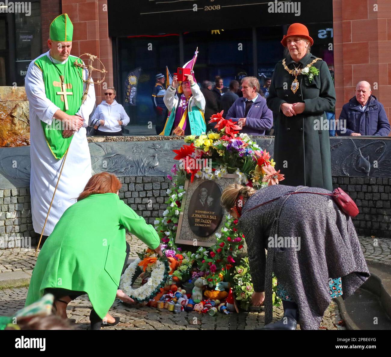 Parata del giorno dei St Patricks 2023, dalla Comunità irlandese locale, Bridge Street Warrington, Cheshire, Inghilterra, Regno Unito, WA1 al memoriale dei bombardamenti dell'IRA Foto Stock