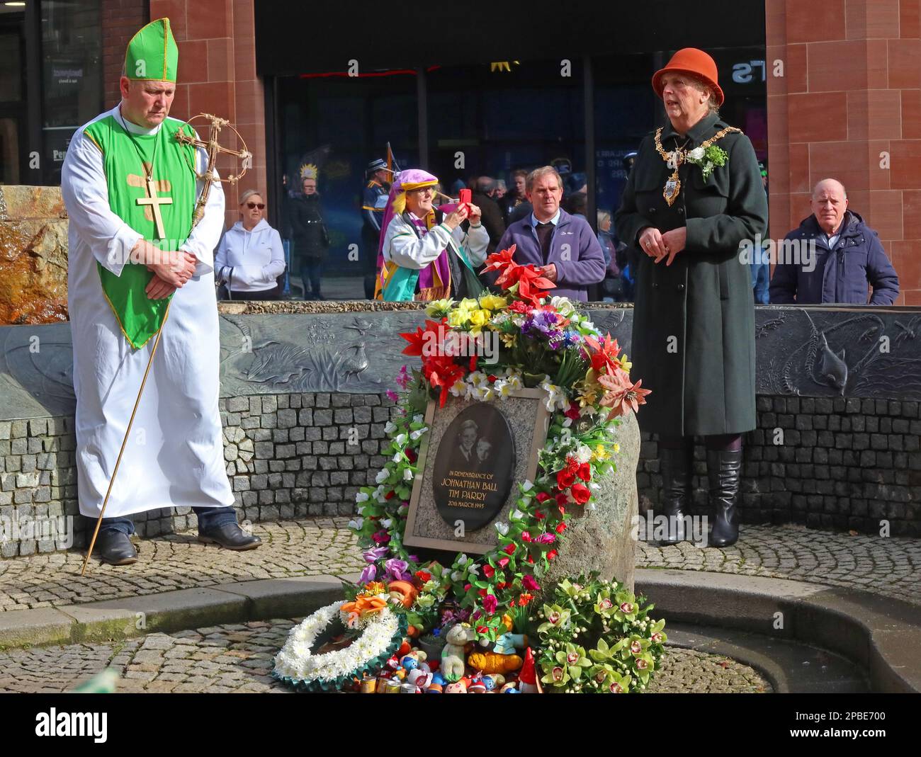 Parata del giorno dei St Patricks 2023 dalla Comunità irlandese locale, Bridge Street Warrington, Cheshire, Inghilterra, Regno Unito, WA1 al memoriale dei bombardamenti dell'IRA Foto Stock