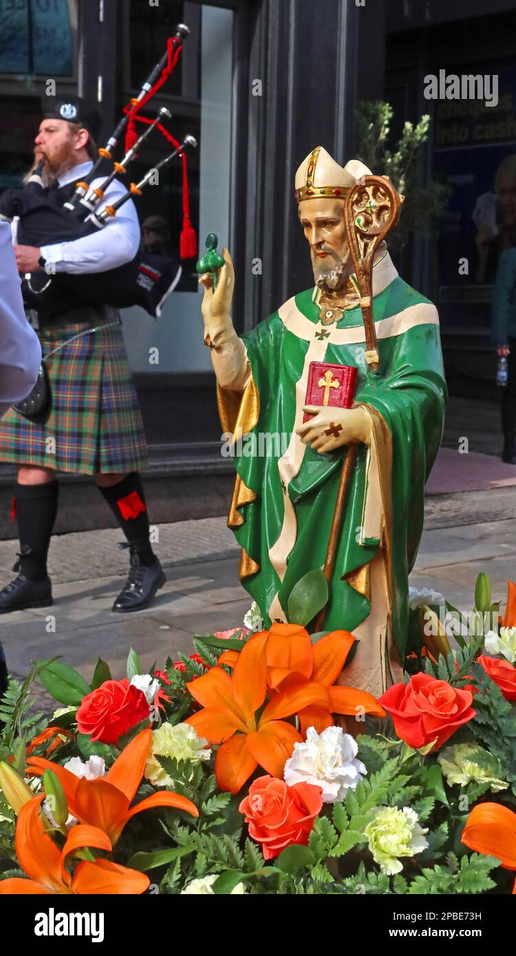 Parata del giorno dei St Patricks 2023 dalla Comunità irlandese locale, Bridge Street Warrington, Cheshire, Inghilterra, Regno Unito, WA1 al memoriale dei bombardamenti dell'IRA Foto Stock