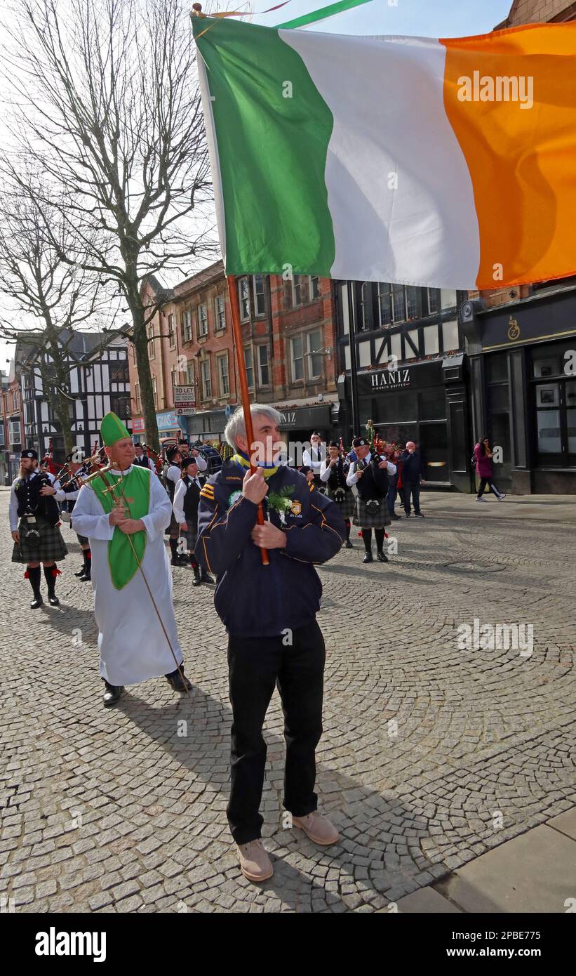 Parata del giorno dei St Patricks 2023 dalla Comunità irlandese locale, Bridge Street Warrington, Cheshire, Inghilterra, Regno Unito, WA1 al memoriale dei bombardamenti dell'IRA Foto Stock