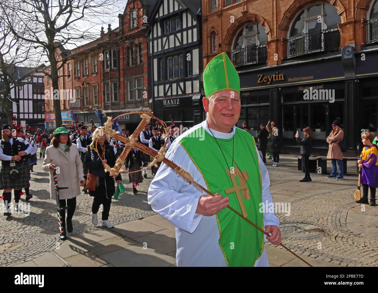 Parata del giorno dei St Patricks 2023 dalla Comunità irlandese locale, Bridge Street Warrington, Cheshire, Inghilterra, Regno Unito, WA1 al memoriale dei bombardamenti dell'IRA Foto Stock