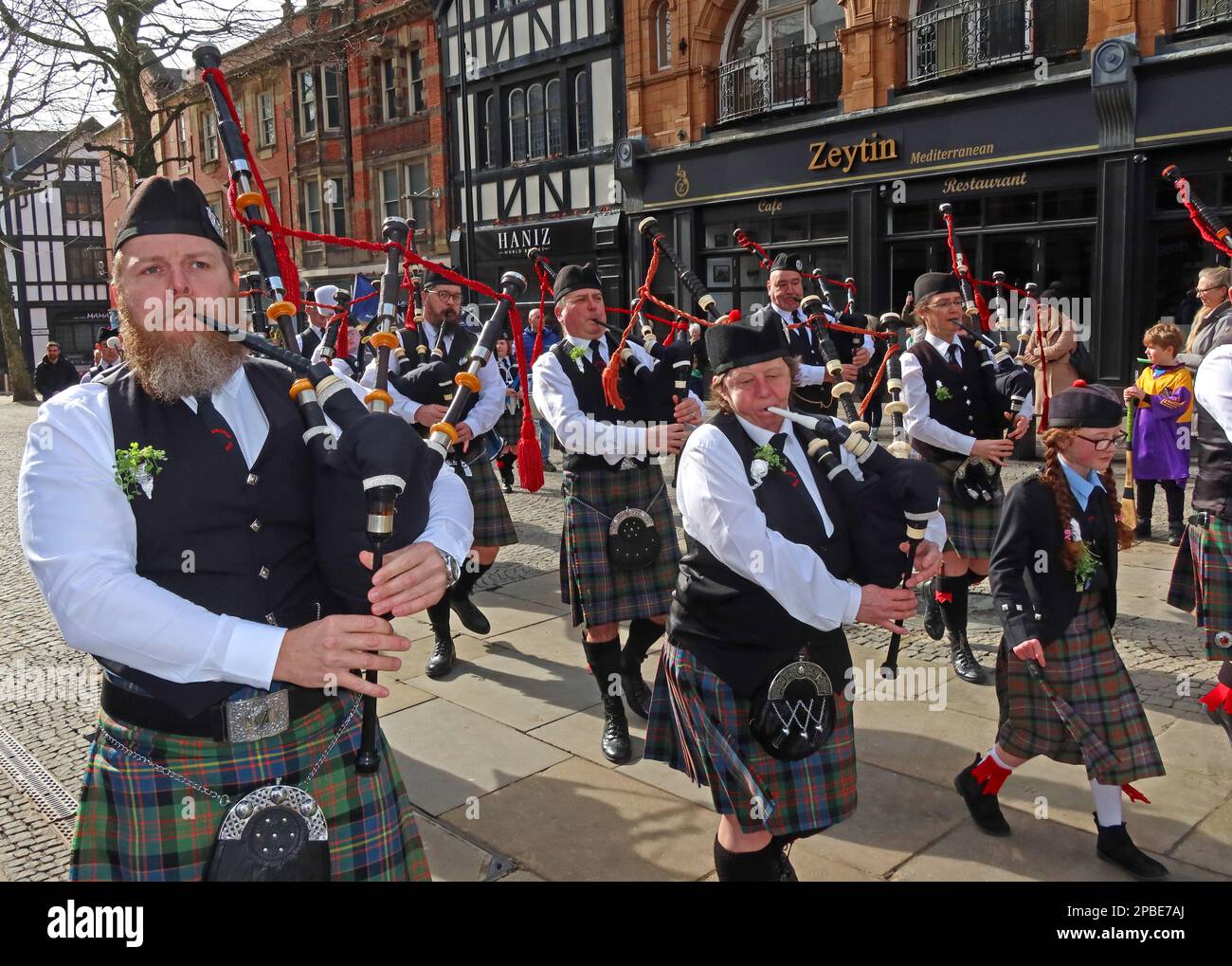 Parata del giorno dei St Patricks 2023 dalla Comunità irlandese locale, Bridge Street Warrington, Cheshire, Inghilterra, Regno Unito, WA1 al memoriale dei bombardamenti dell'IRA Foto Stock
