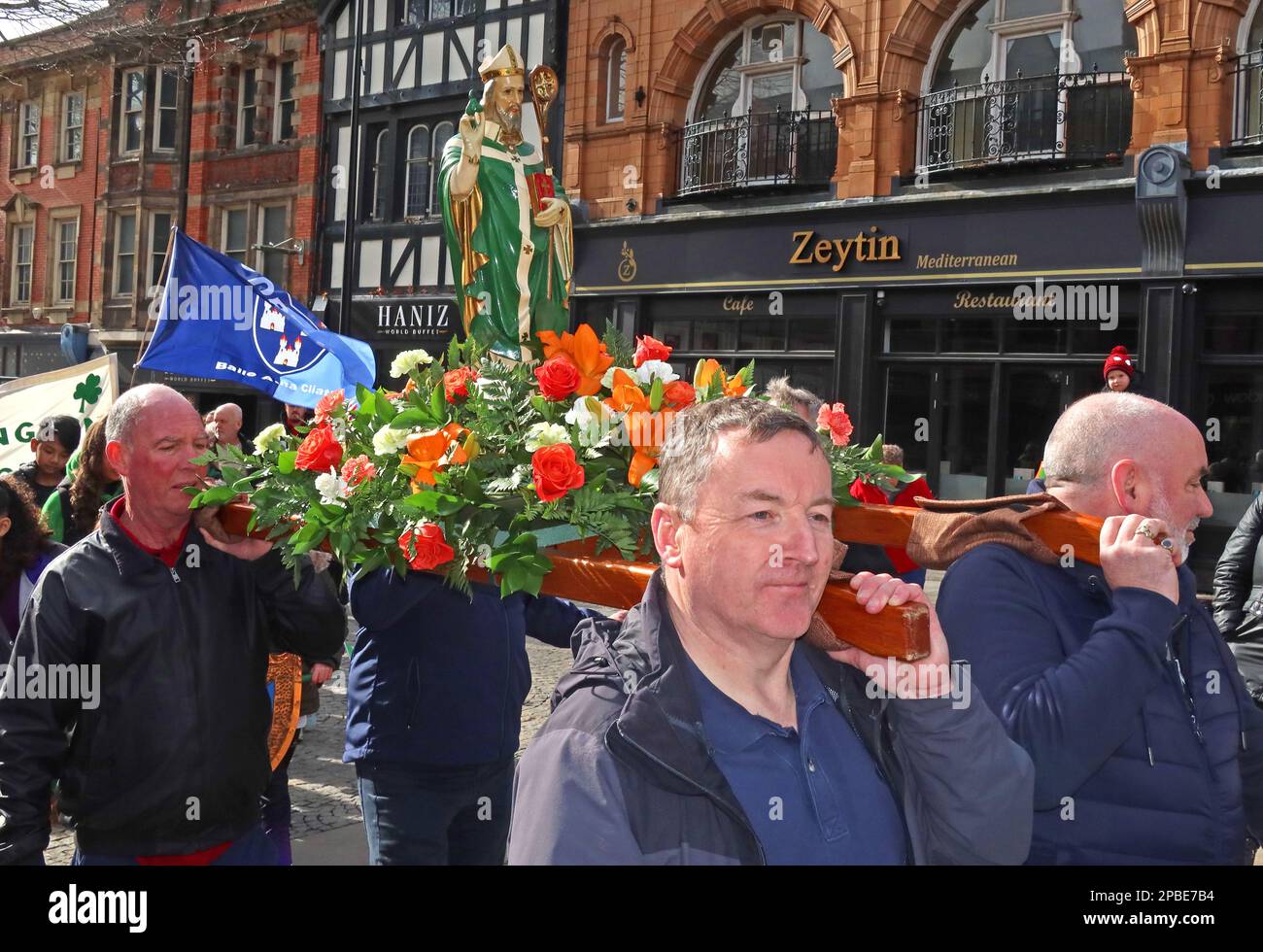 Parata del giorno dei St Patricks 2023 dalla Comunità irlandese locale, Bridge Street Warrington, Cheshire, Inghilterra, Regno Unito, WA1 al memoriale dei bombardamenti dell'IRA Foto Stock