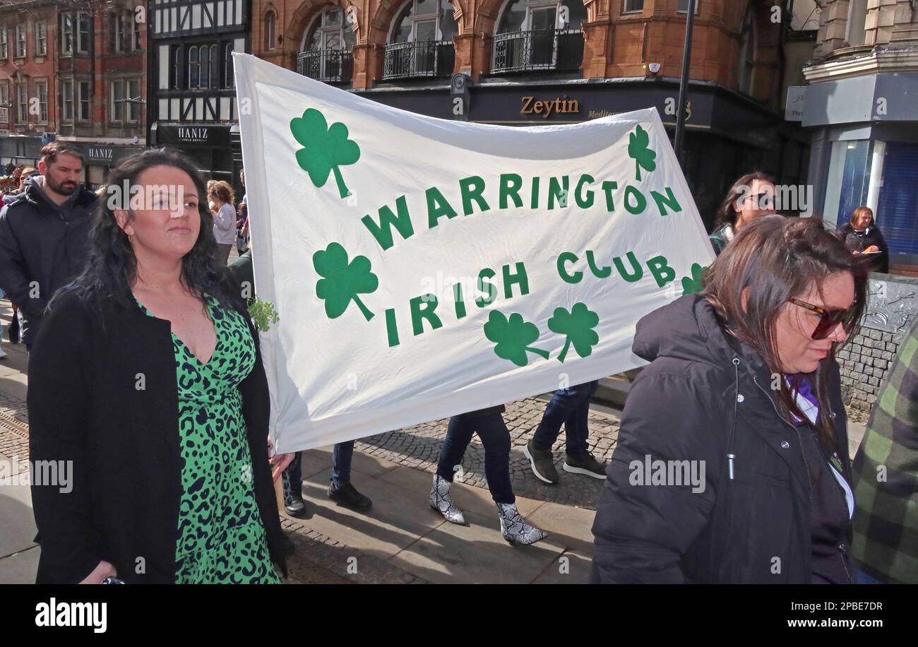 Parata del giorno dei St Patricks 2023 dalla Comunità irlandese locale, Bridge Street Warrington, Cheshire, Inghilterra, Regno Unito, WA1 al memoriale dei bombardamenti dell'IRA Foto Stock