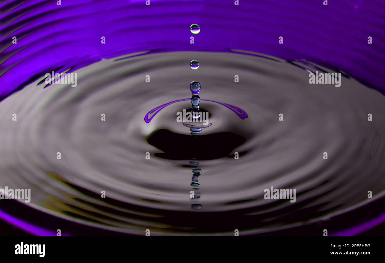 Water Drop Fotografia, viola Foto Stock