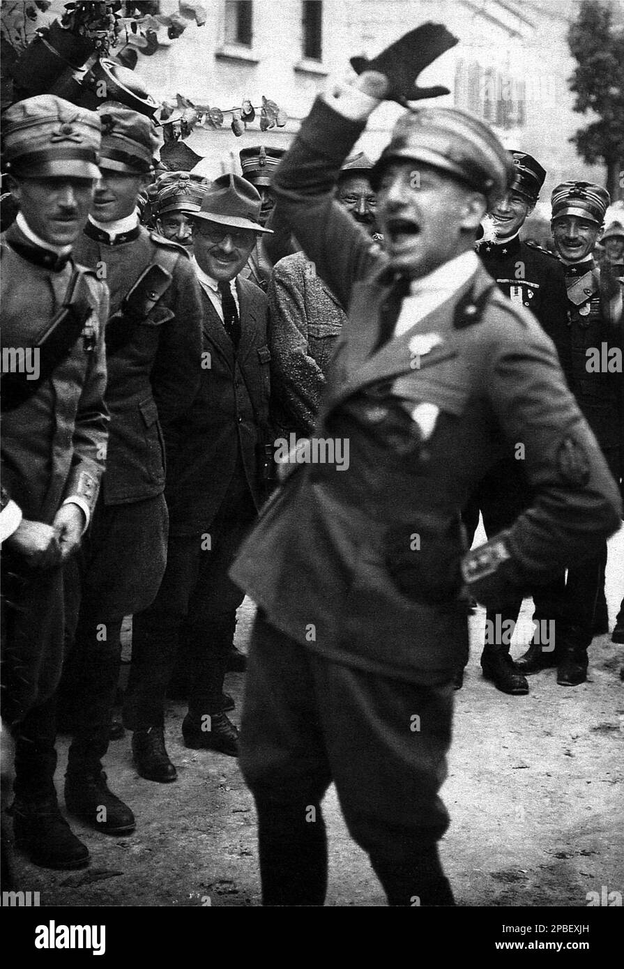 19187 ca, ITALIA: Il poeta, politico e scrittore italiano GABRIELE D'ANNUNZIO (1863-1938). In questa foto durante la guerra mondiale parlo ai troups con lo slogan EIA EIA ALAÀ , dalla parola greca ALAZEIN . Il primo dal lato sinistro è il celebre aviatore Francesco BARACCA ( 1888 - 1918 ). - DANNUNZIO - D' ANNUNZIO - SCRITTORE - LETTERATURA - LETTERATURA - letterato - POETA - POESIA - POESIA - ritratto - ritratto - DAnnunzio - divisa militare - divisa uniforme militare - PRIMA GUERRA Mondiale - GRANDE GUERRA - WWI - GRANDE GUERRA MONDIALE - arrringa - ARDATI -- -- Archivio GBB Foto Stock