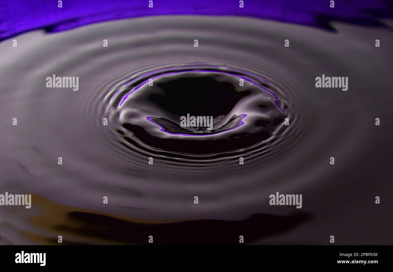 Water Drop Fotografia, viola Foto Stock