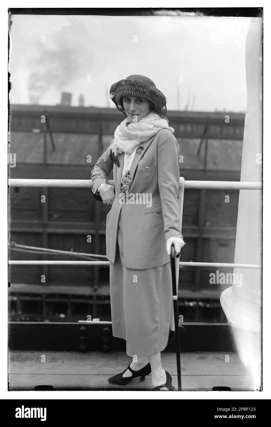 1922 , New York , USA : la più celebrata ballerina russa ANNA PAVLOVA ( Pavlovna 1881 - 1931 ) sulla nave da crociera LEVIATHAN diretta in Gran Bretagna . Prima ballerina al Teatro Mariinskij , dal 1913 in tutto il mondo con i Ballets Russes di Diagilev a GISELLE (1909 , con il ballerino Vaslav Nijinskj ) , ballerino di opere Fokine . - DJAGILEV - Nijinski - Nijinsky - DANZA - DANZA - ballerina - BALLETTO - TEATRO - BALLERINA - DIVA - DIVINA - PAVLOWA - TEATRO - PAWLOVA - TRANSATLANTICO - transatlantico - marina - barca - navata - pelliccia - ermellino - ermine - pelliccia - cappello - cappello Foto Stock